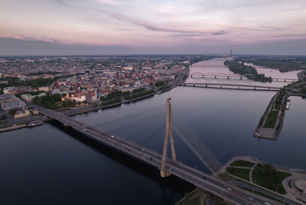 Vue aérienne des bâtiments de la ville près d’un plan d’eau pendant la journée