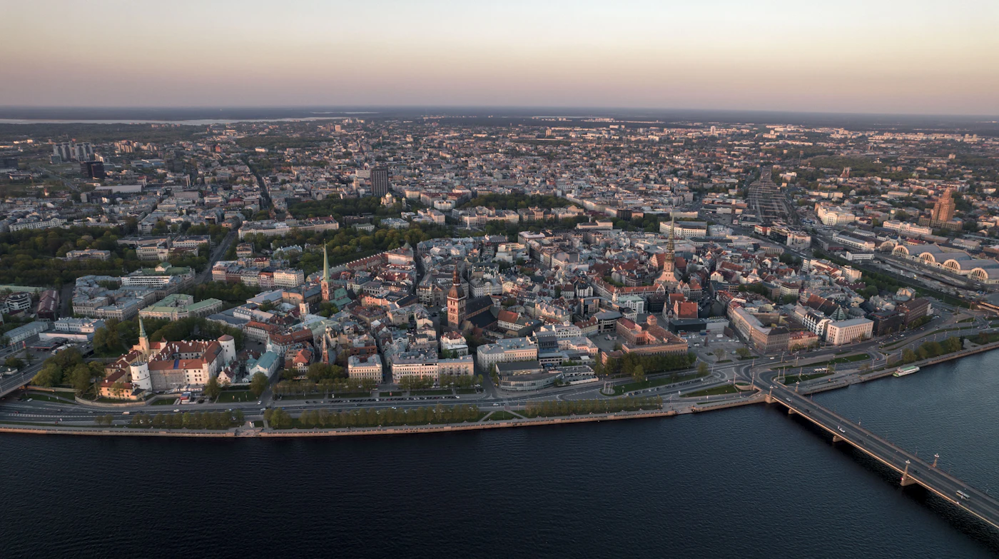 Die Altstadt von Riga mit Jugendstilfassaden und der Petrikirche