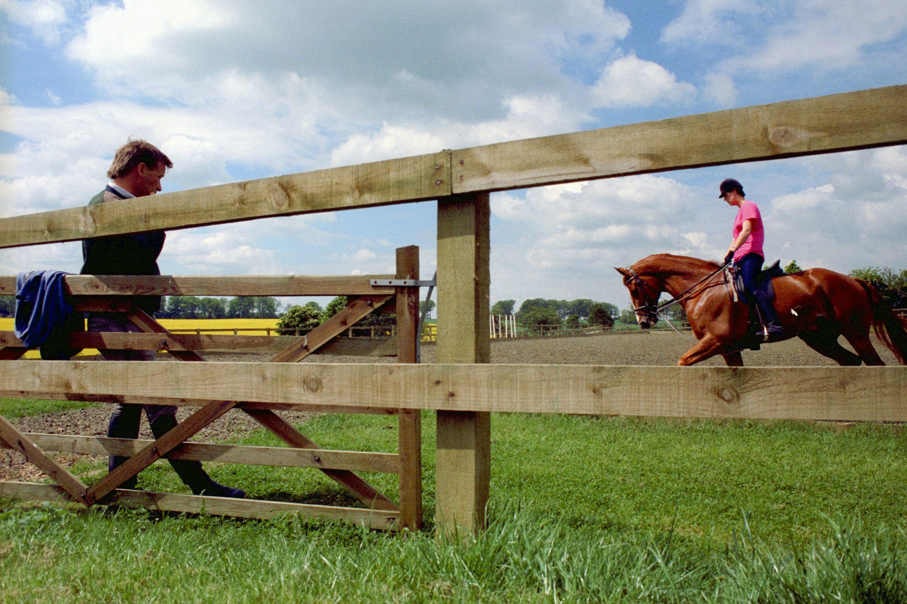 Homme pratiquant l équitation en pleine nature avec une veste rouge traditionnelle
