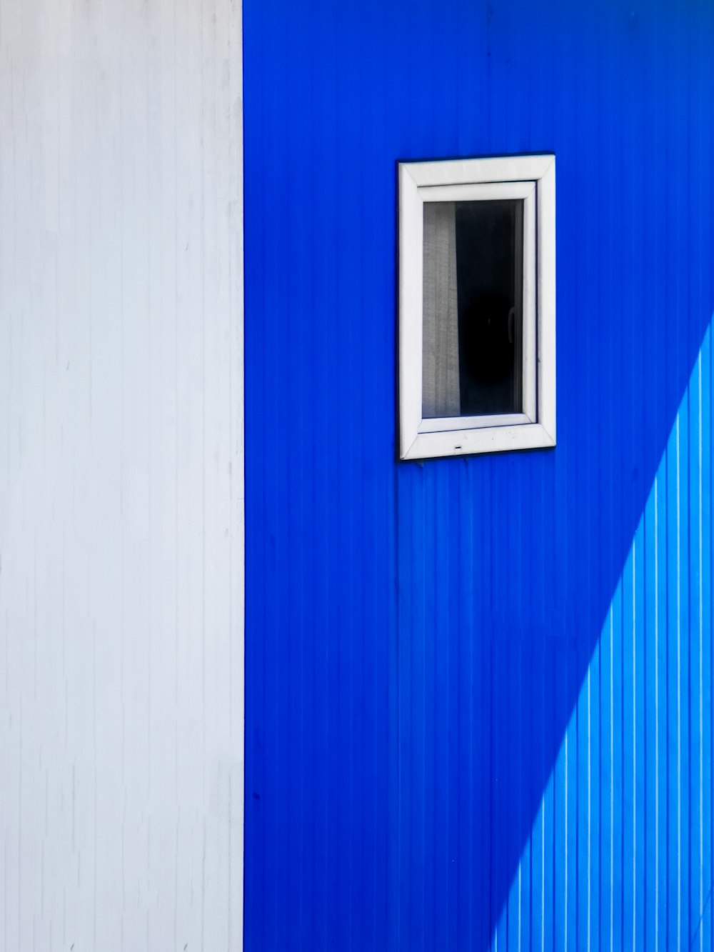 Pared de madera blanca y azul