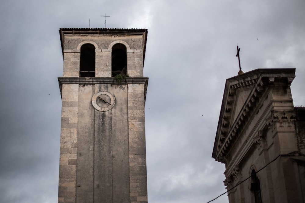 Edificio de hormigón marrón bajo nubes blancas durante el día