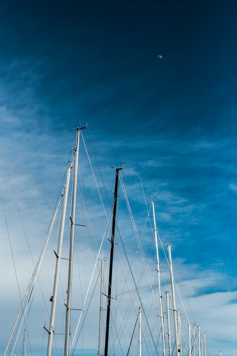 weißes Segelboot auf See unter blauem Himmel tagsüber