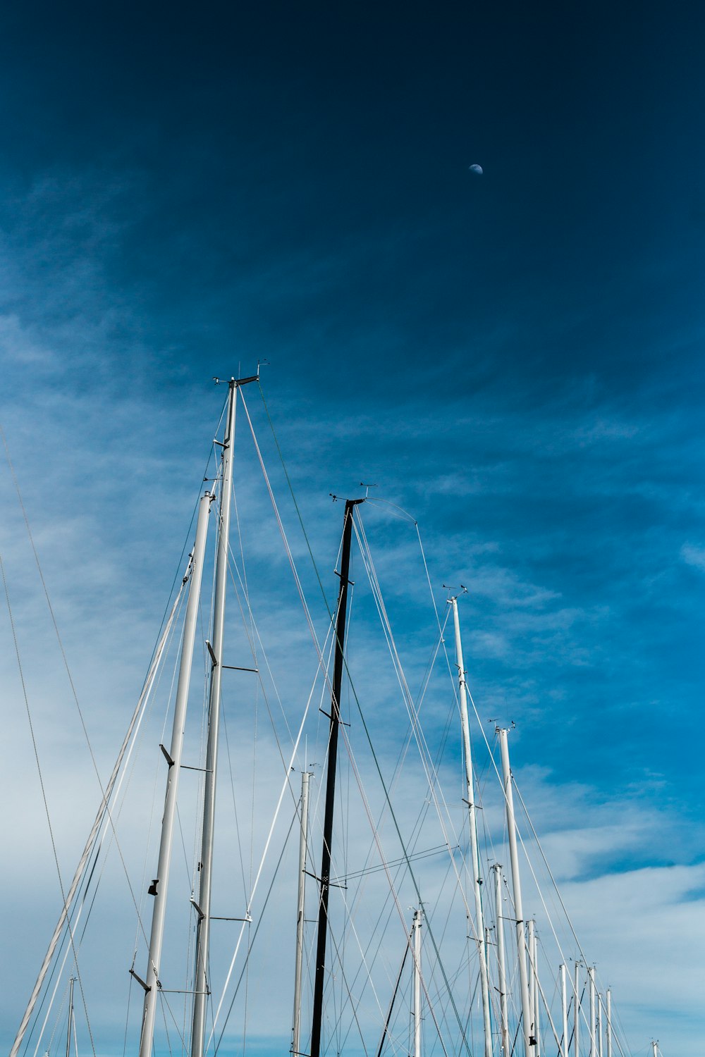 veleiro branco no mar sob o céu azul durante o dia