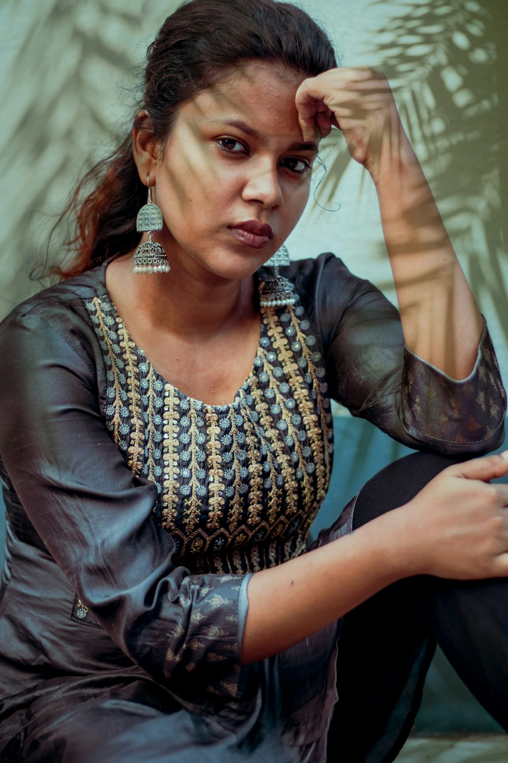 woman in black and brown leopard print dress