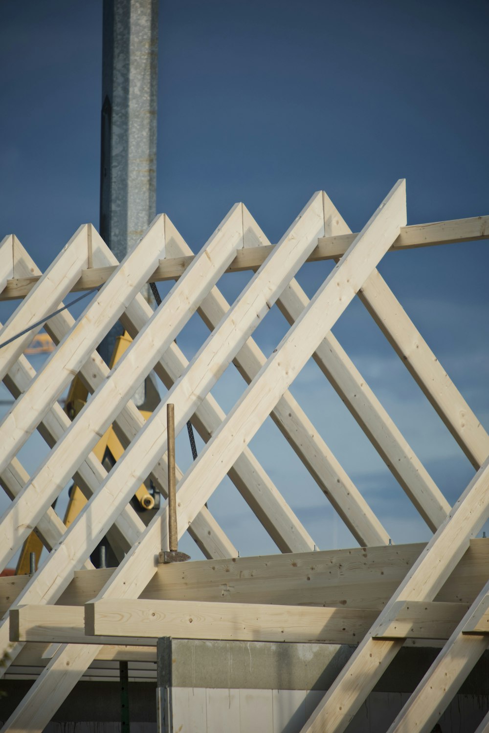 recinzione di legno bianca sotto il cielo blu durante il giorno