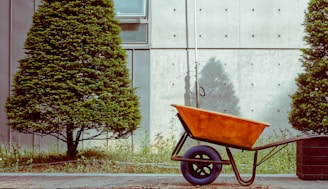 Best Wheelbarrows: Single Wheel vs. Double Wheel