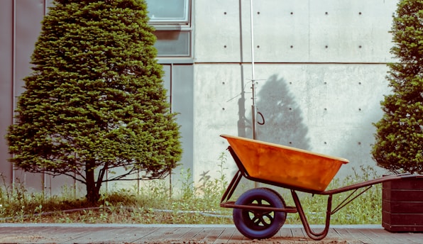 Best Wheelbarrows: Single Wheel vs. Double Wheel