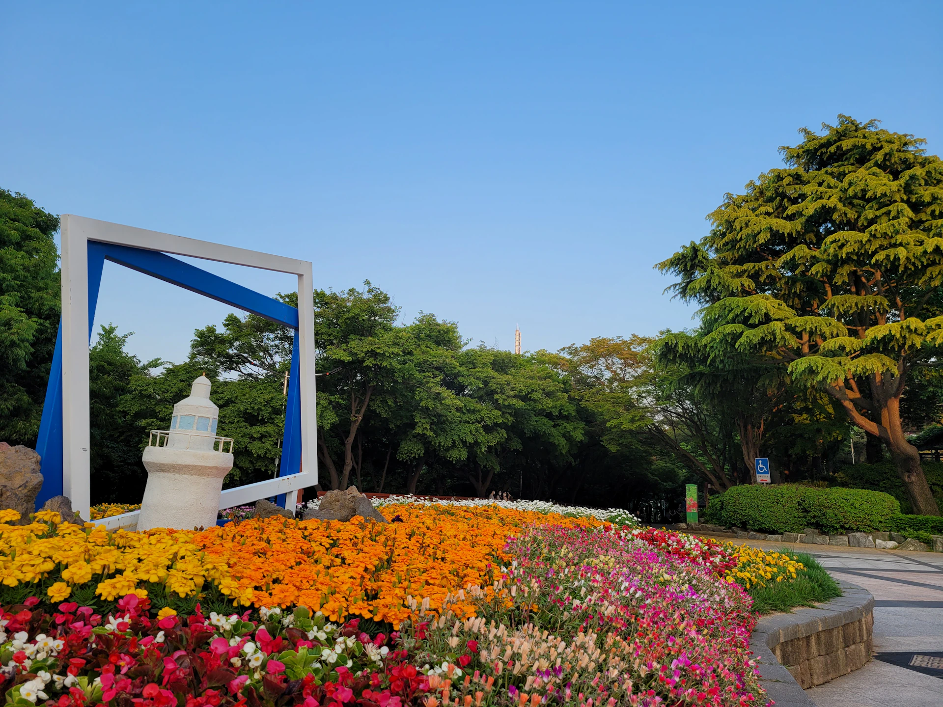 gray computer monitor