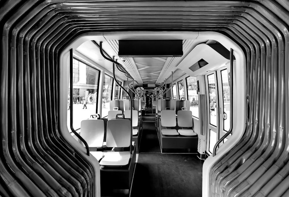 assentos de ônibus brancos e pretos