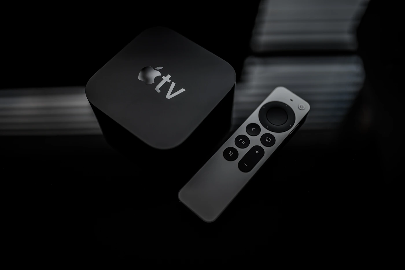 Controle remoto apontado para Smart TV com luz azul do IPTV