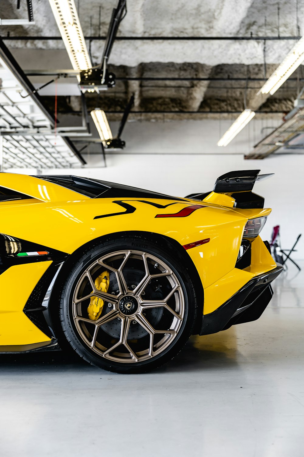 Gelber Lamborghini Aventador in einem weißen Raum