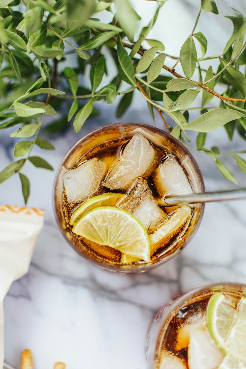 citron tranché dans un bocal en verre transparent