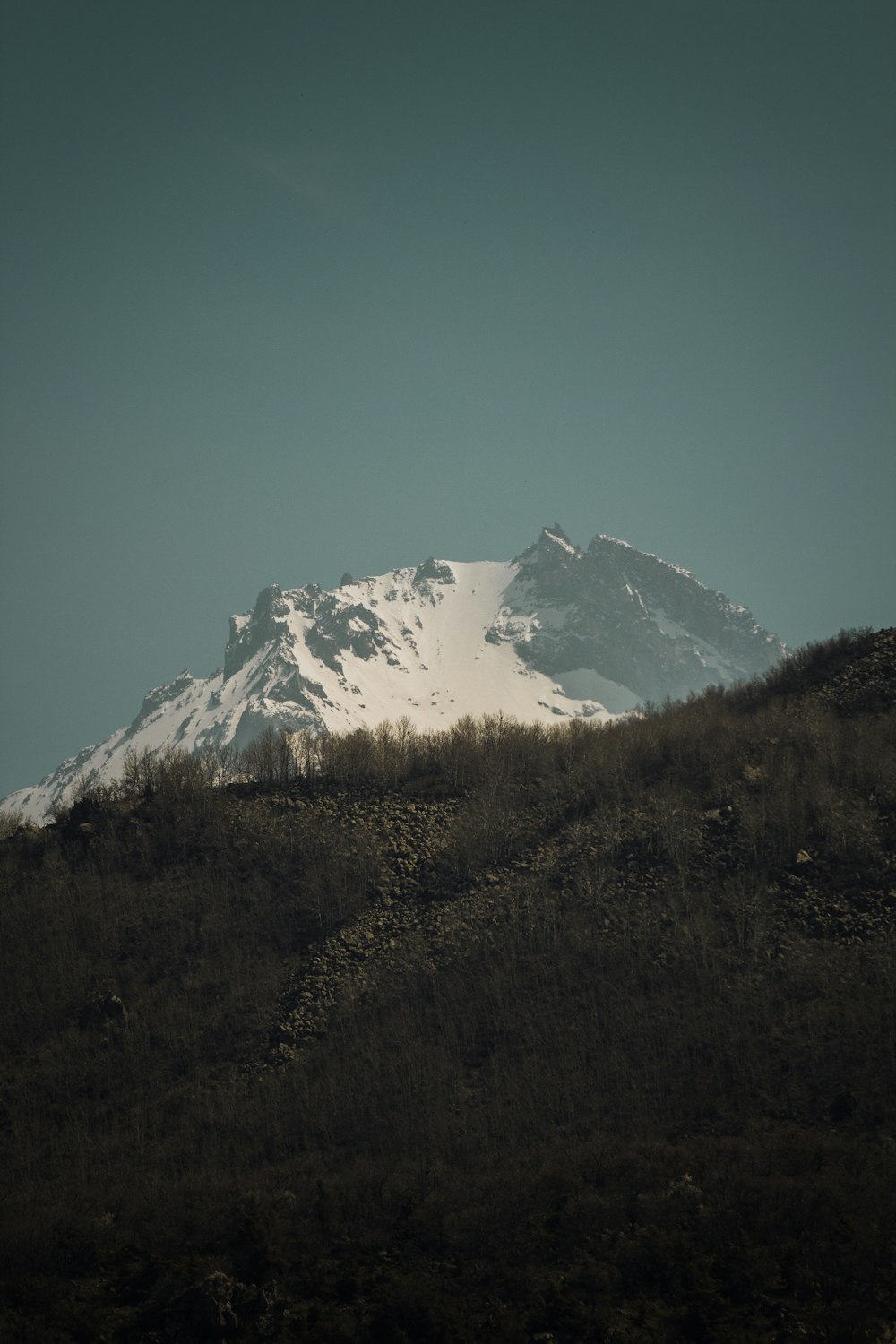 Schneebedeckter Berg unter blauem Himmel tagsüber