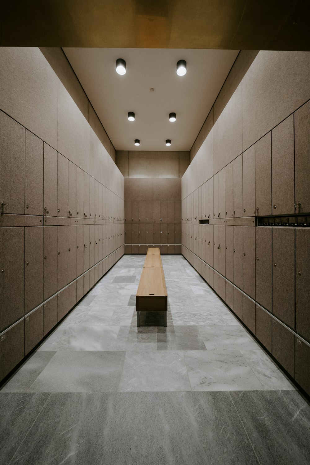廊下の茶色の木製ベンチ