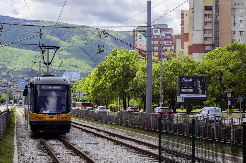 Tren amarillo y negro en las vías del tren