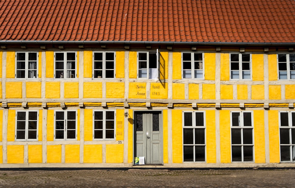 Edificio de hormigón amarillo y marrón