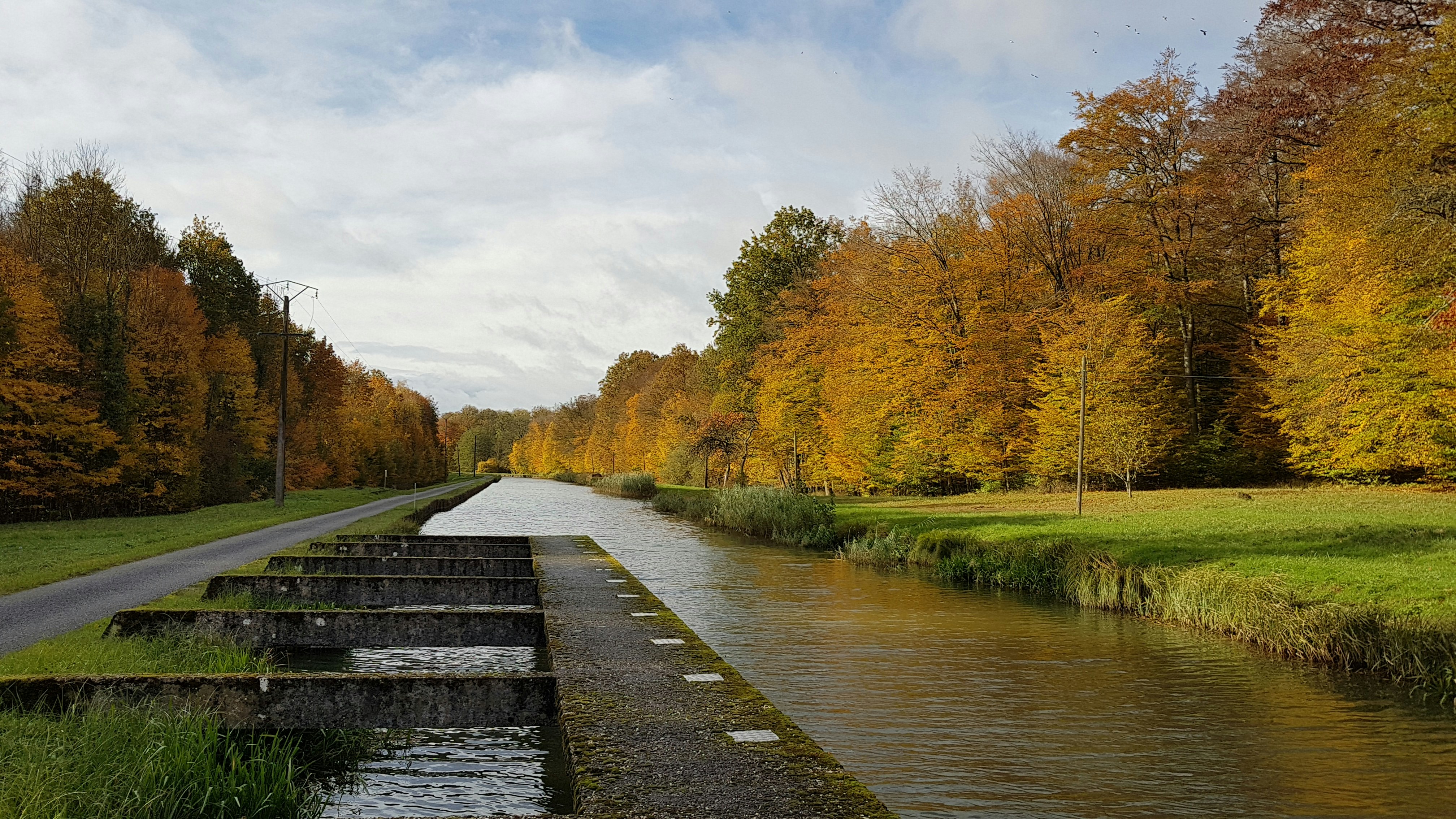 Les couleurs de l'automne sont remarquables sur le canal...