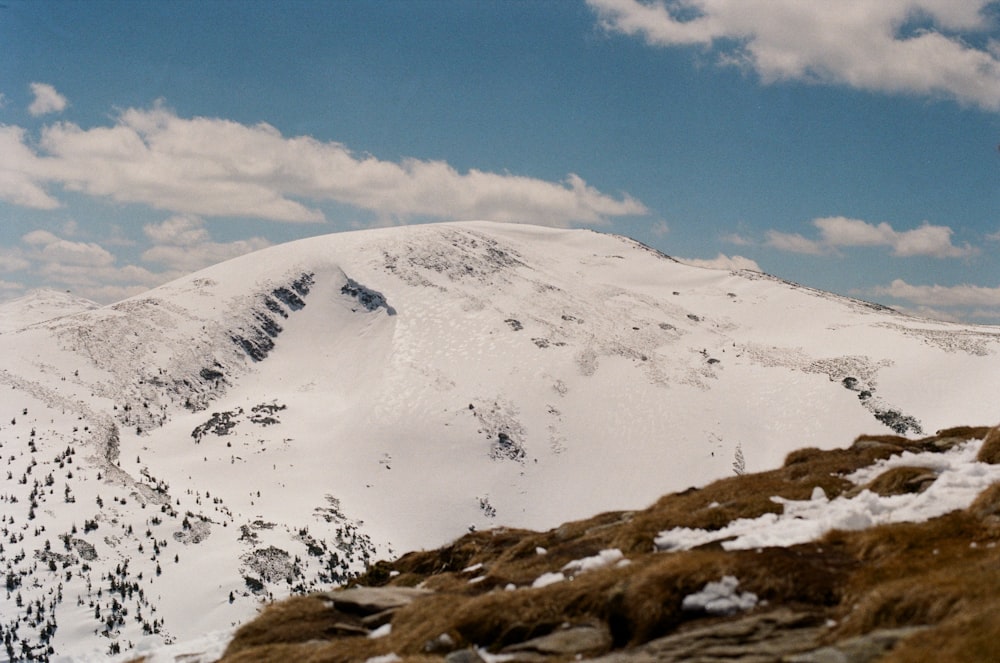 montagna coperta di neve sotto il cielo blu durante il giorno