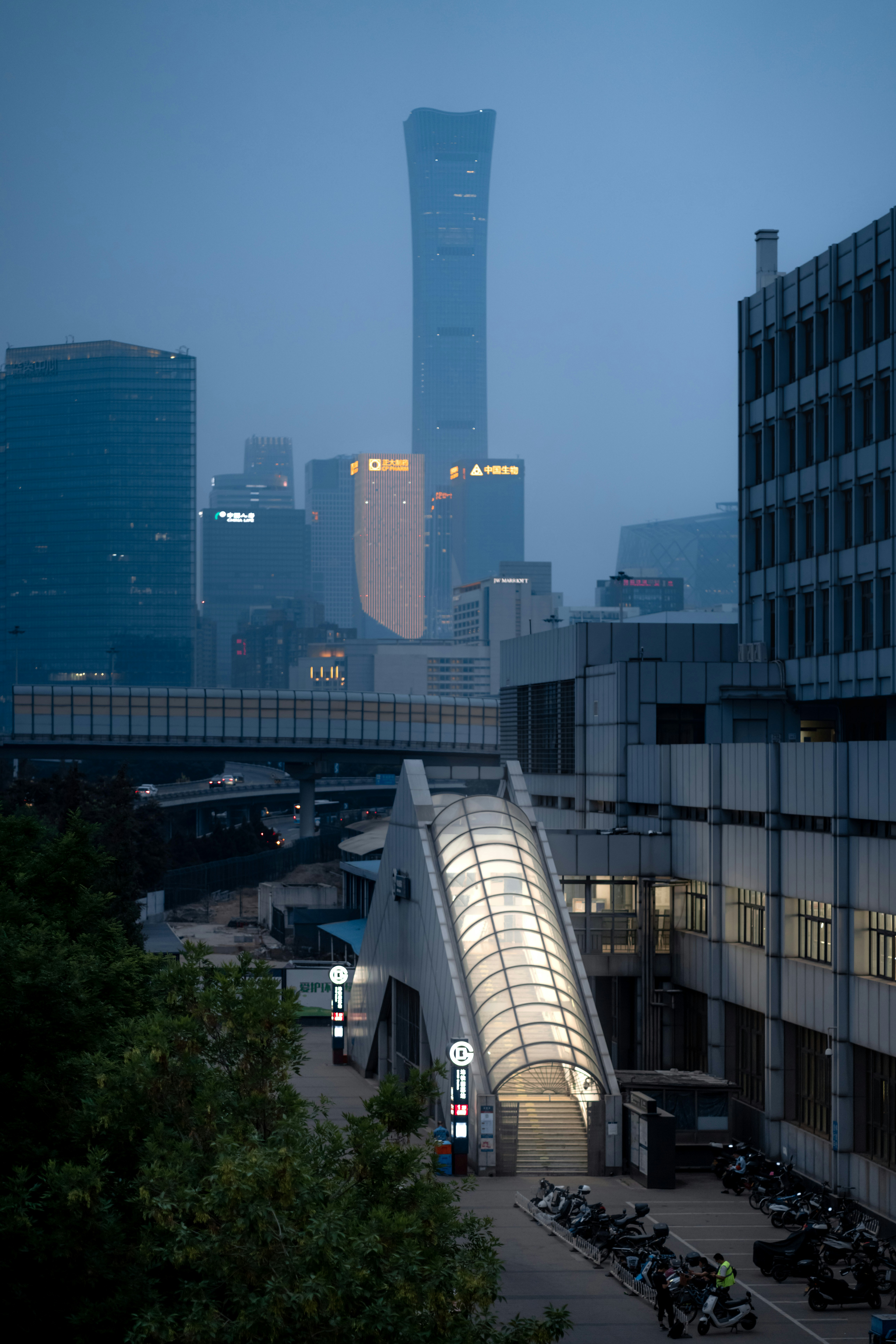 Weiß-blaues Betongebäude tagsüber - Kostenloses Foto auf Unsplash