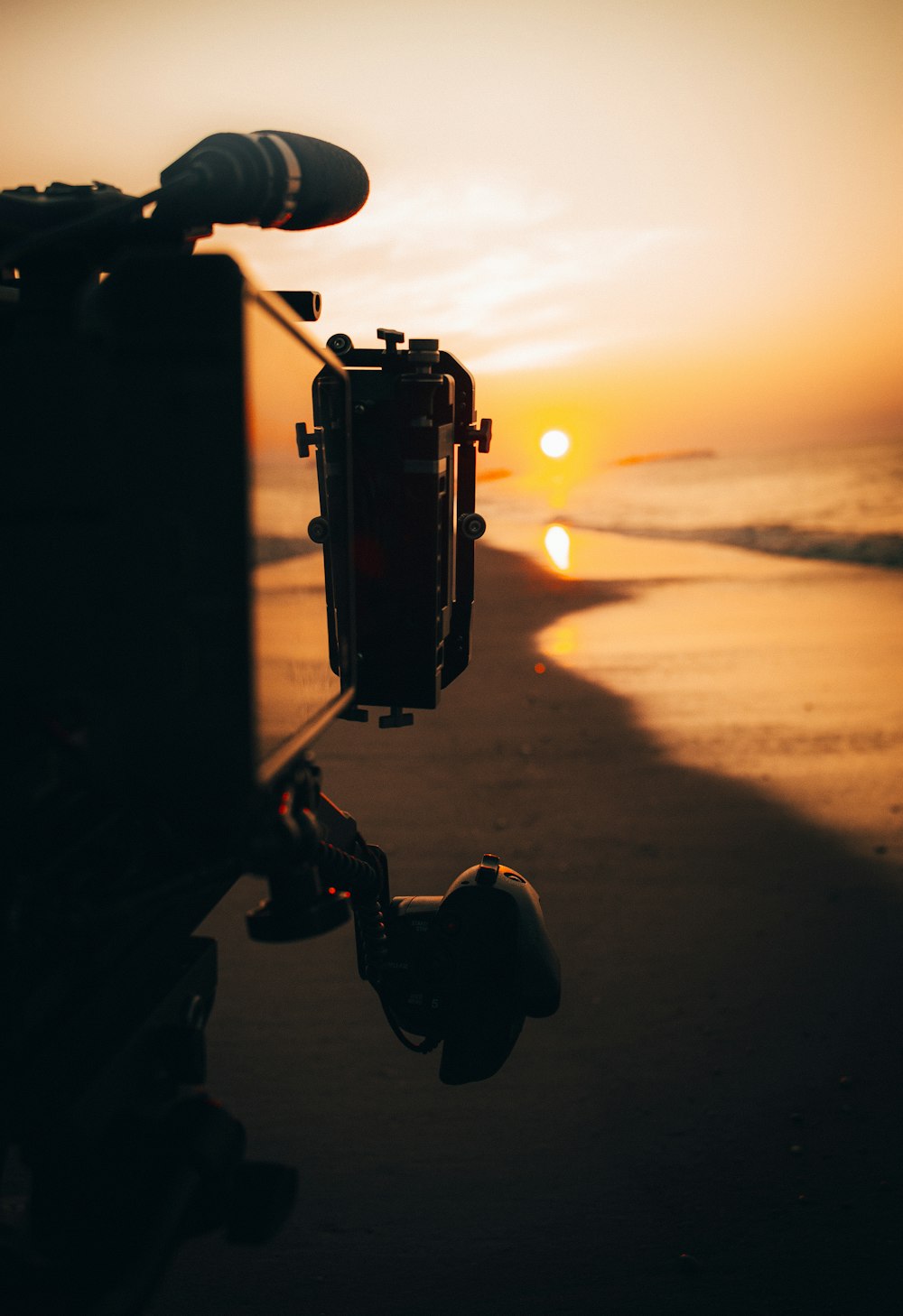 Person, die während des Sonnenuntergangs die Kamera hält