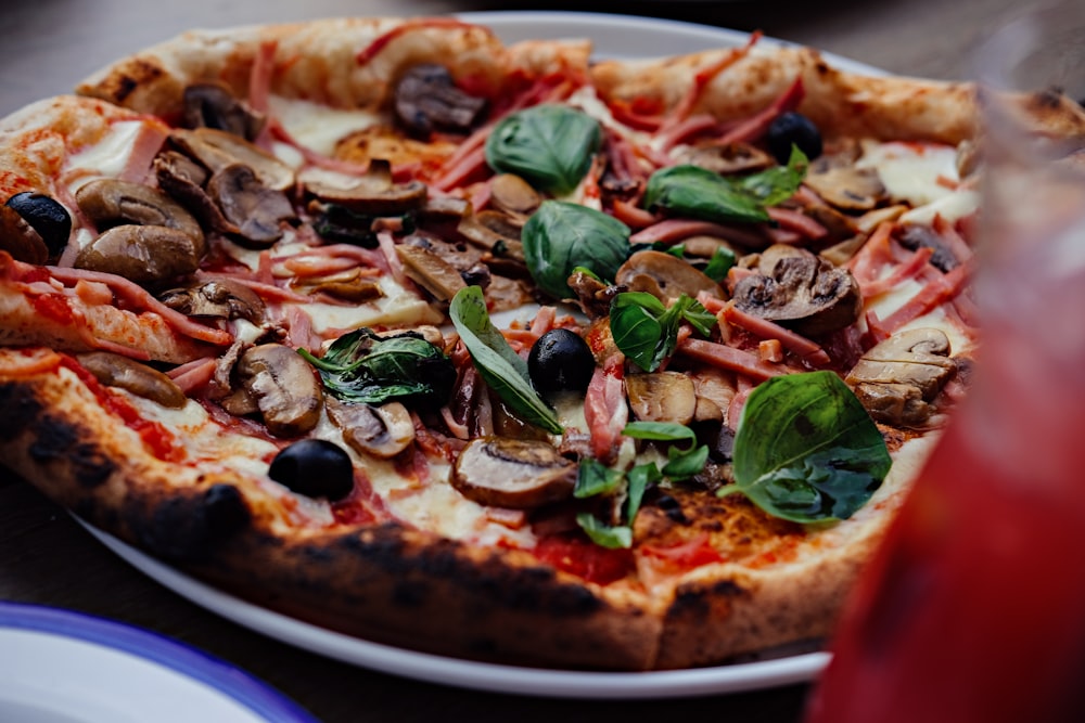 pizza avec des feuilles vertes sur le dessus