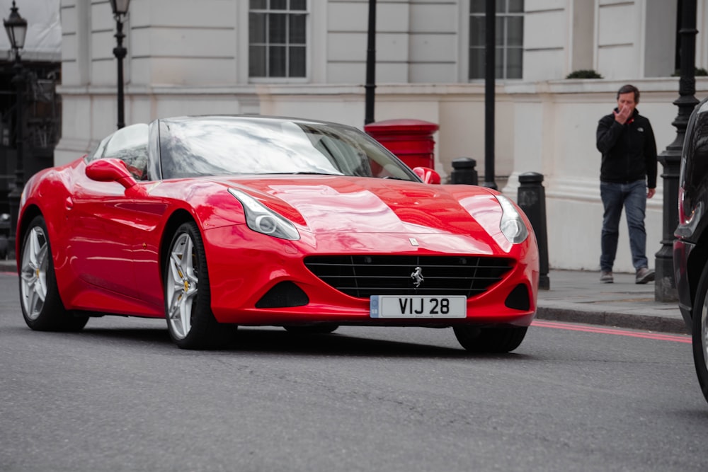 Ferrari 458 Italia rojo aparcado en la carretera durante el día