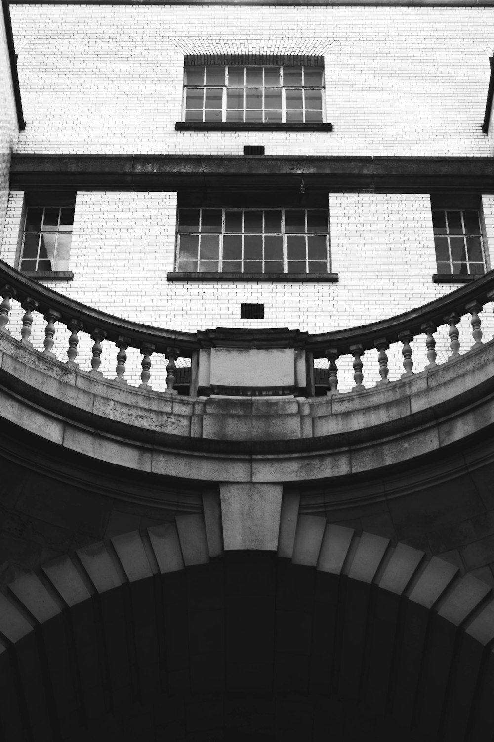 Foto en escala de grises de un edificio de hormigón