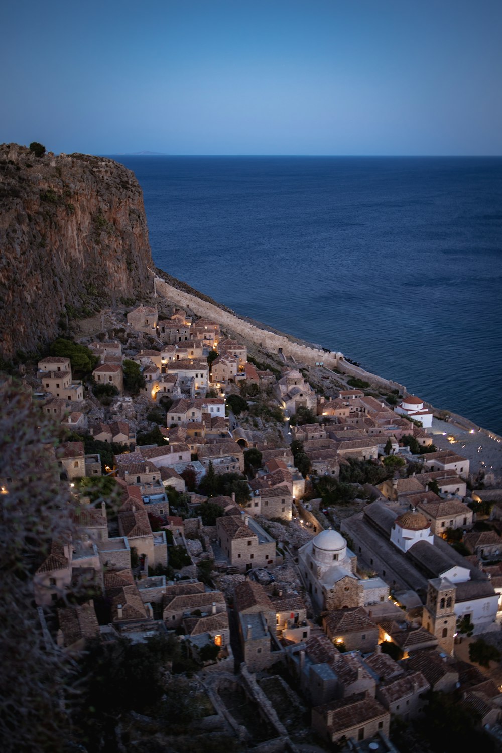 Een grieks dorp aan de rand van de kust