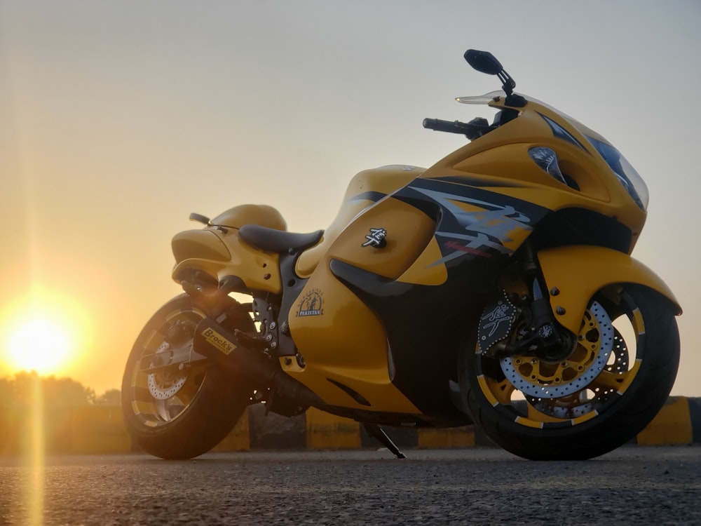 vélo de sport jaune et noir sur le sable brun au coucher du soleil