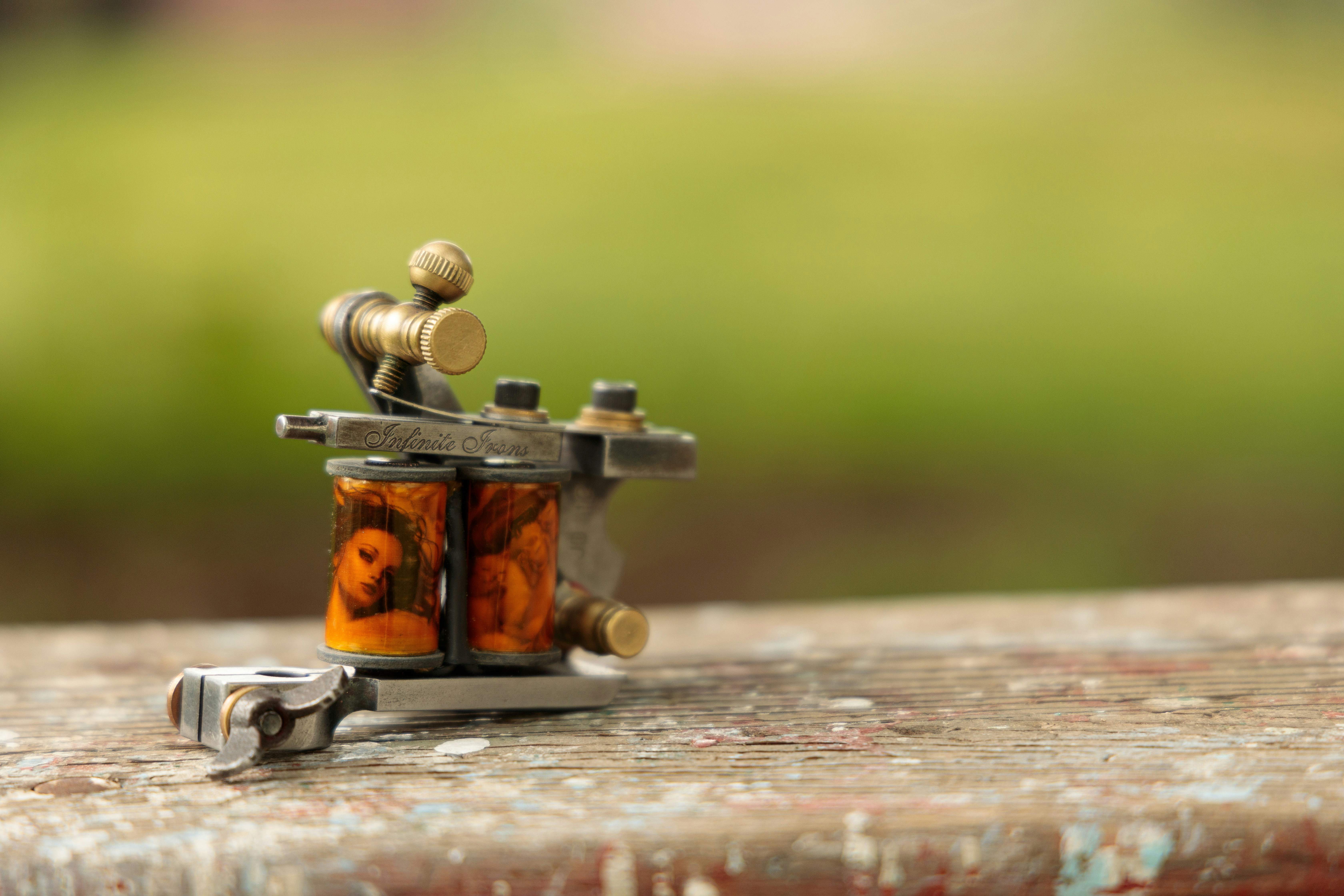 갈색과 은색 금속 도구