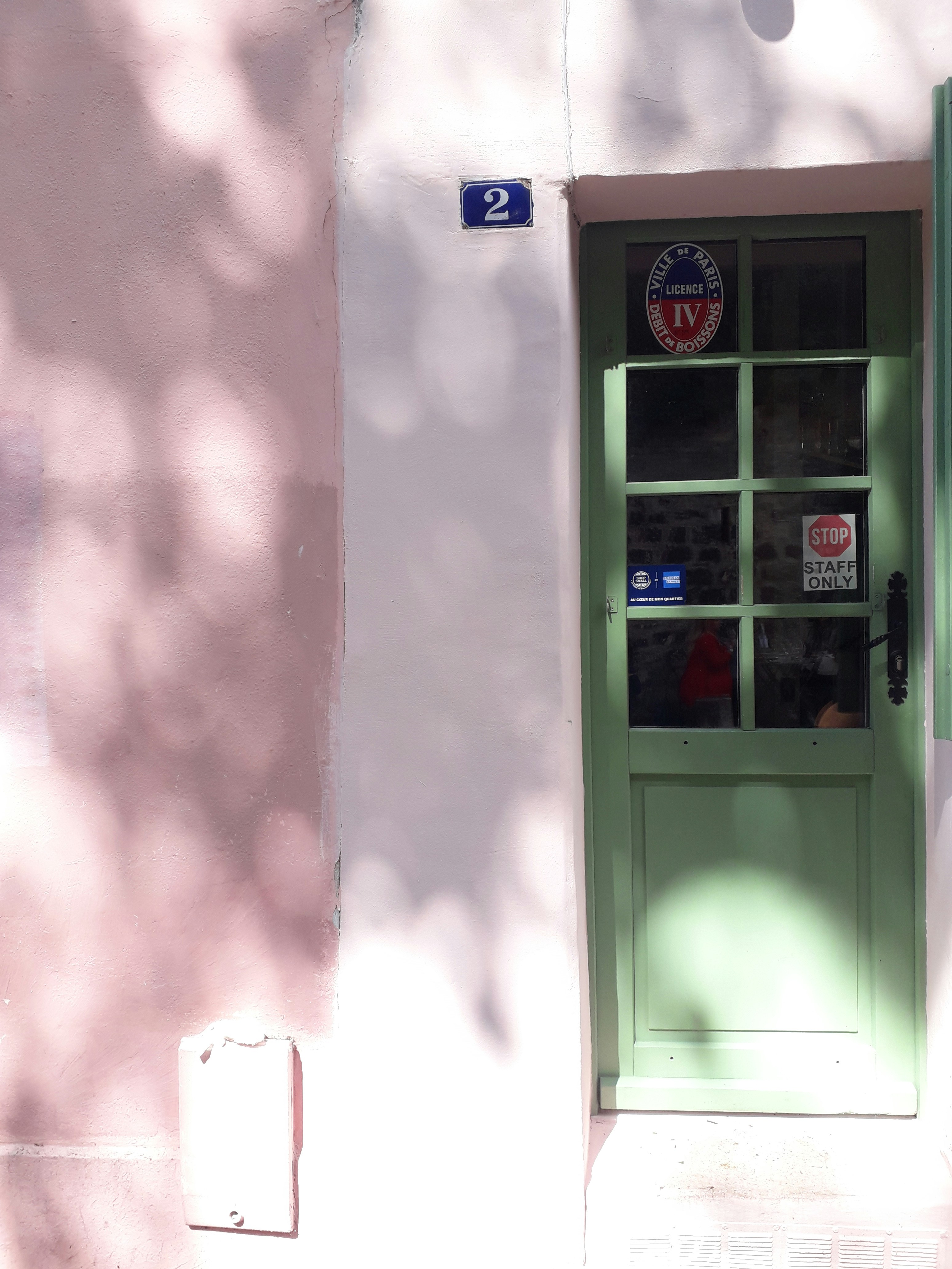 puerta de vidrio con marco de madera blanca