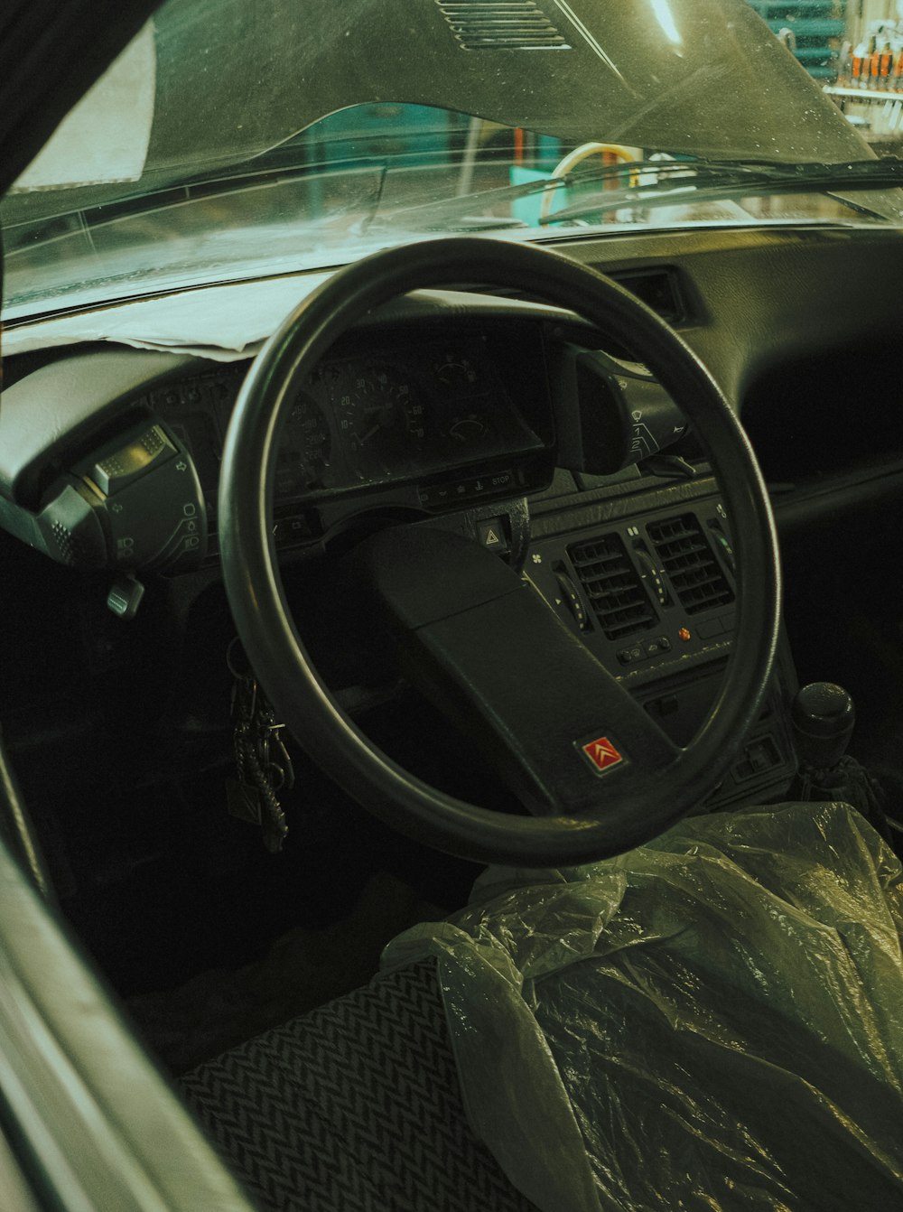 black car steering wheel during daytime