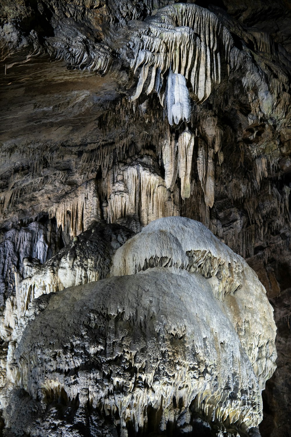 灰色と茶色の岩層