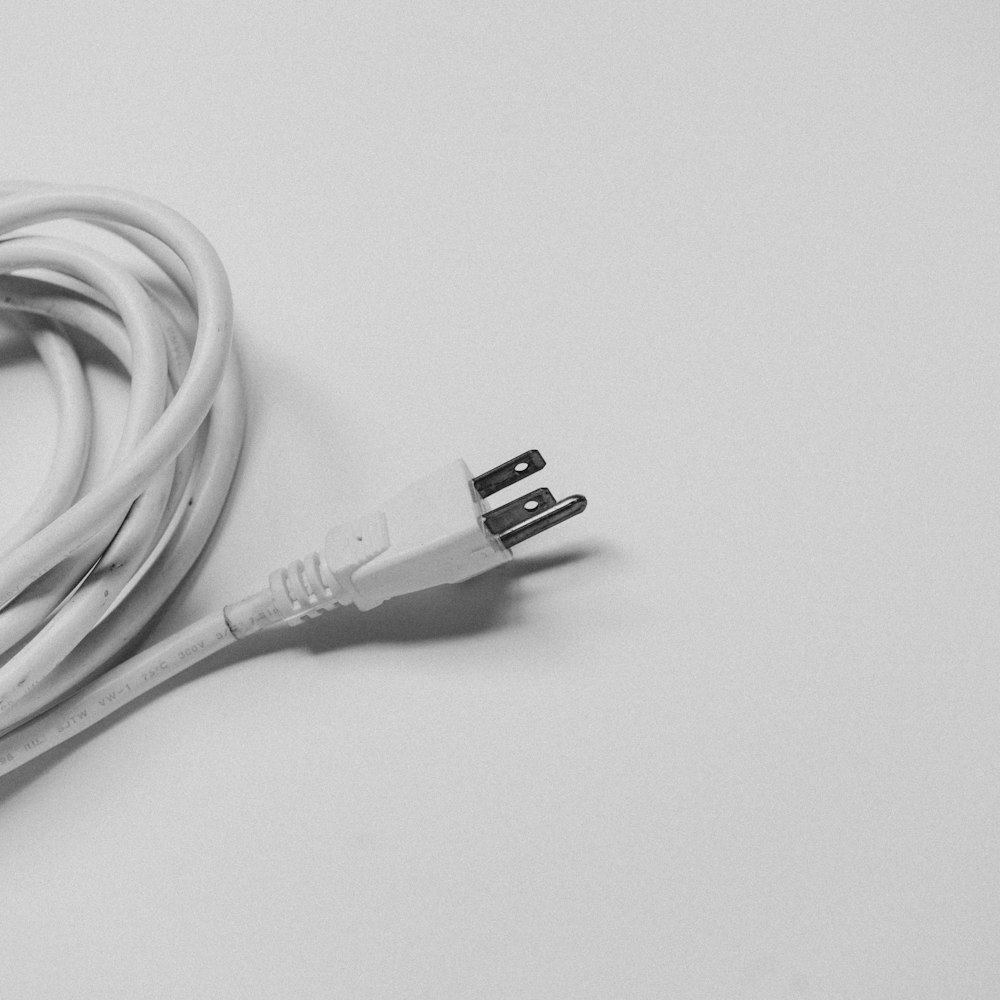 Câble USB blanc sur surface blanche