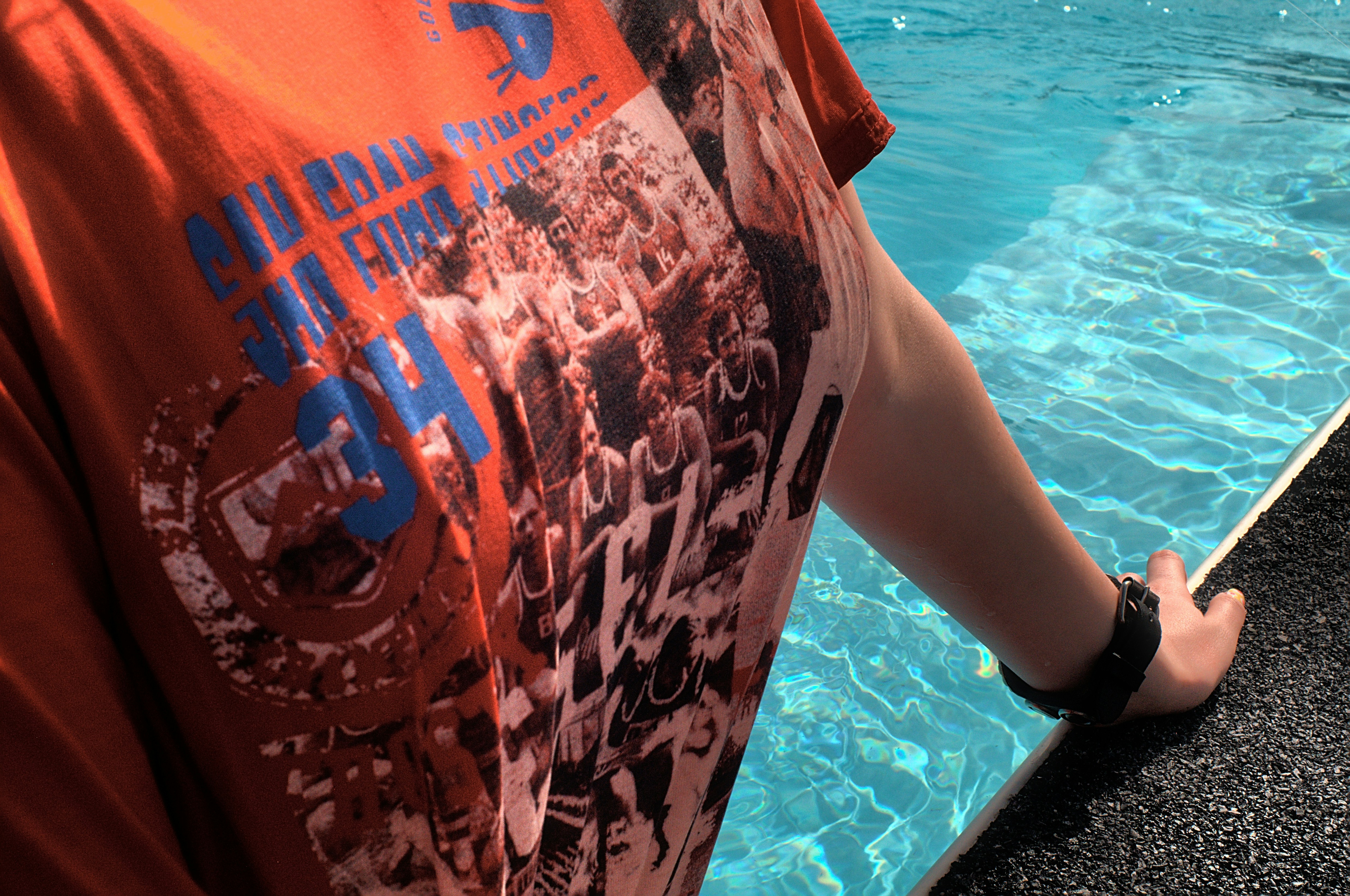 Persona con camisa naranja y negra