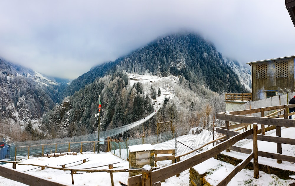 昼間、山の近くの雪道を歩く人々