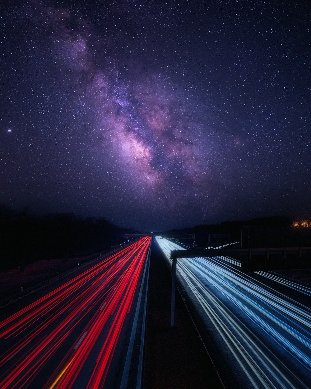 Fotografia time lapse di auto su strada durante la notte