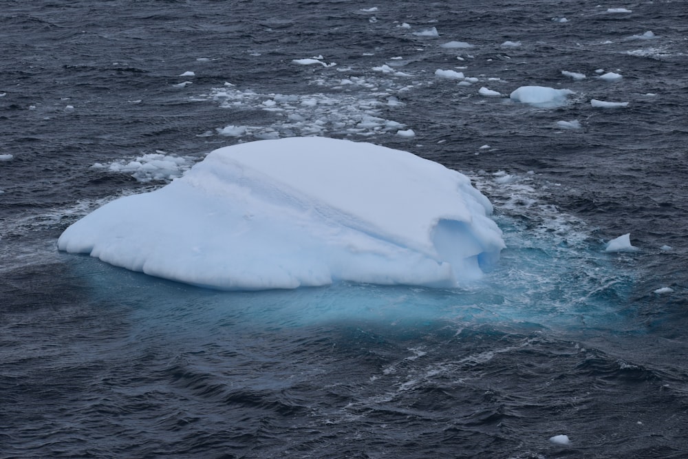 ghiaccio bianco sullo specchio d'acqua durante il giorno