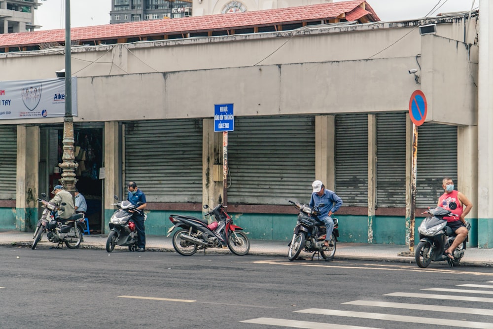 pessoas andando de bicicleta na estrada durante o dia