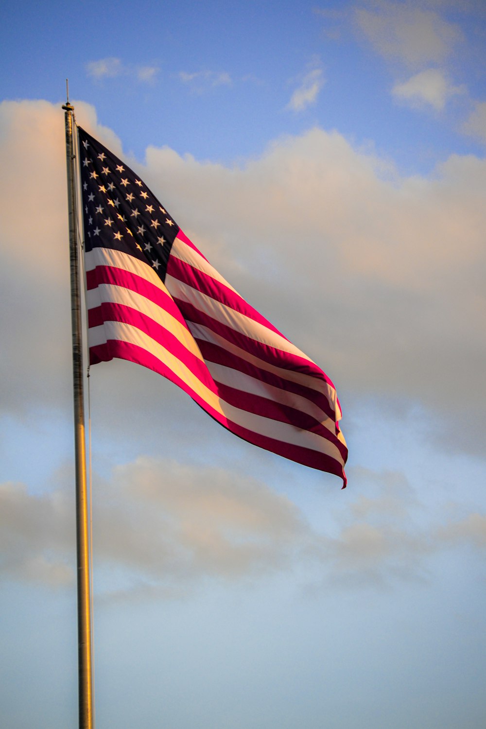 미국은 낮 동안 흐린 하늘 아래 깃대에 깃발을 꽂았다
