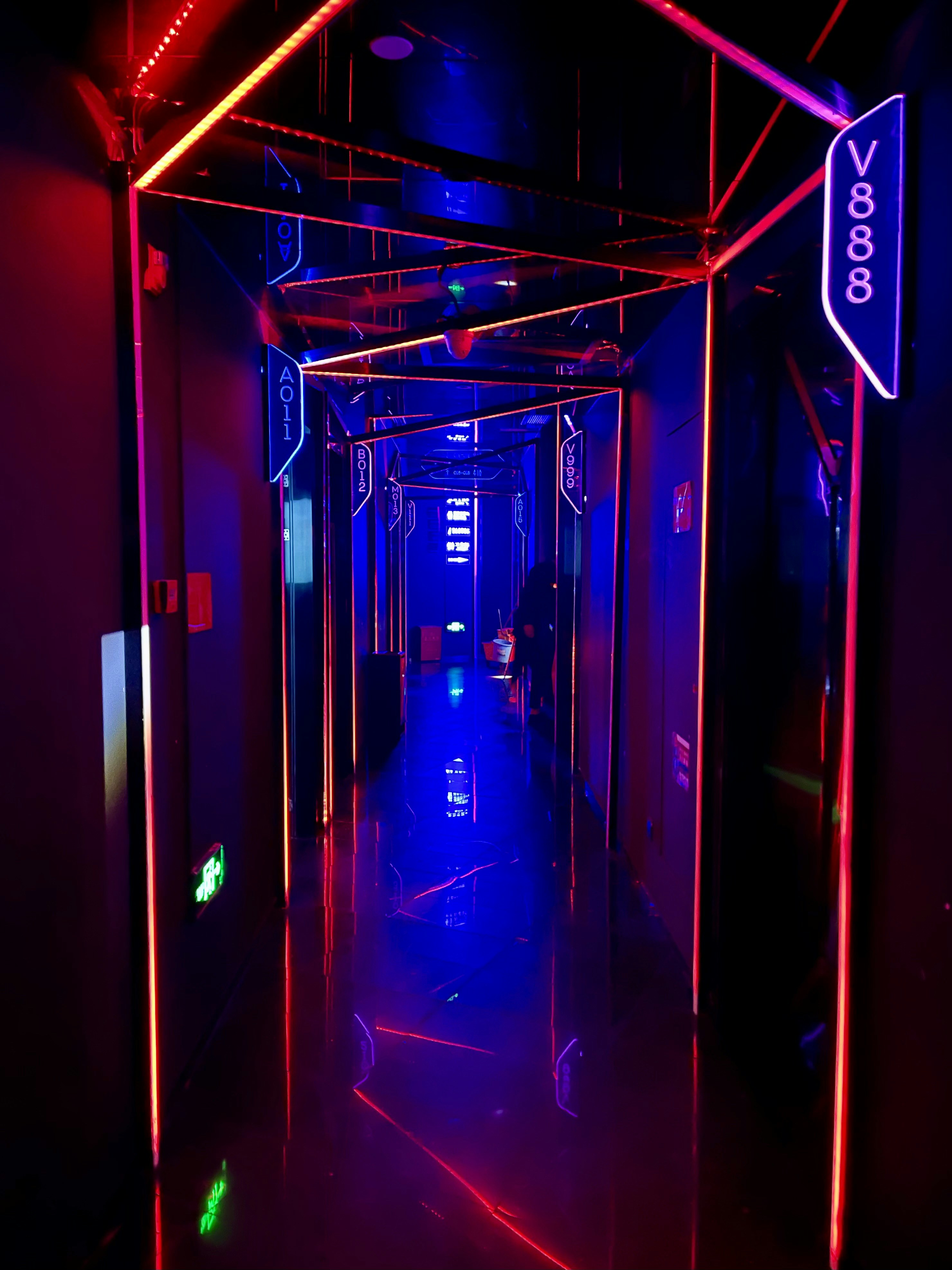 sala iluminada roxa e azul