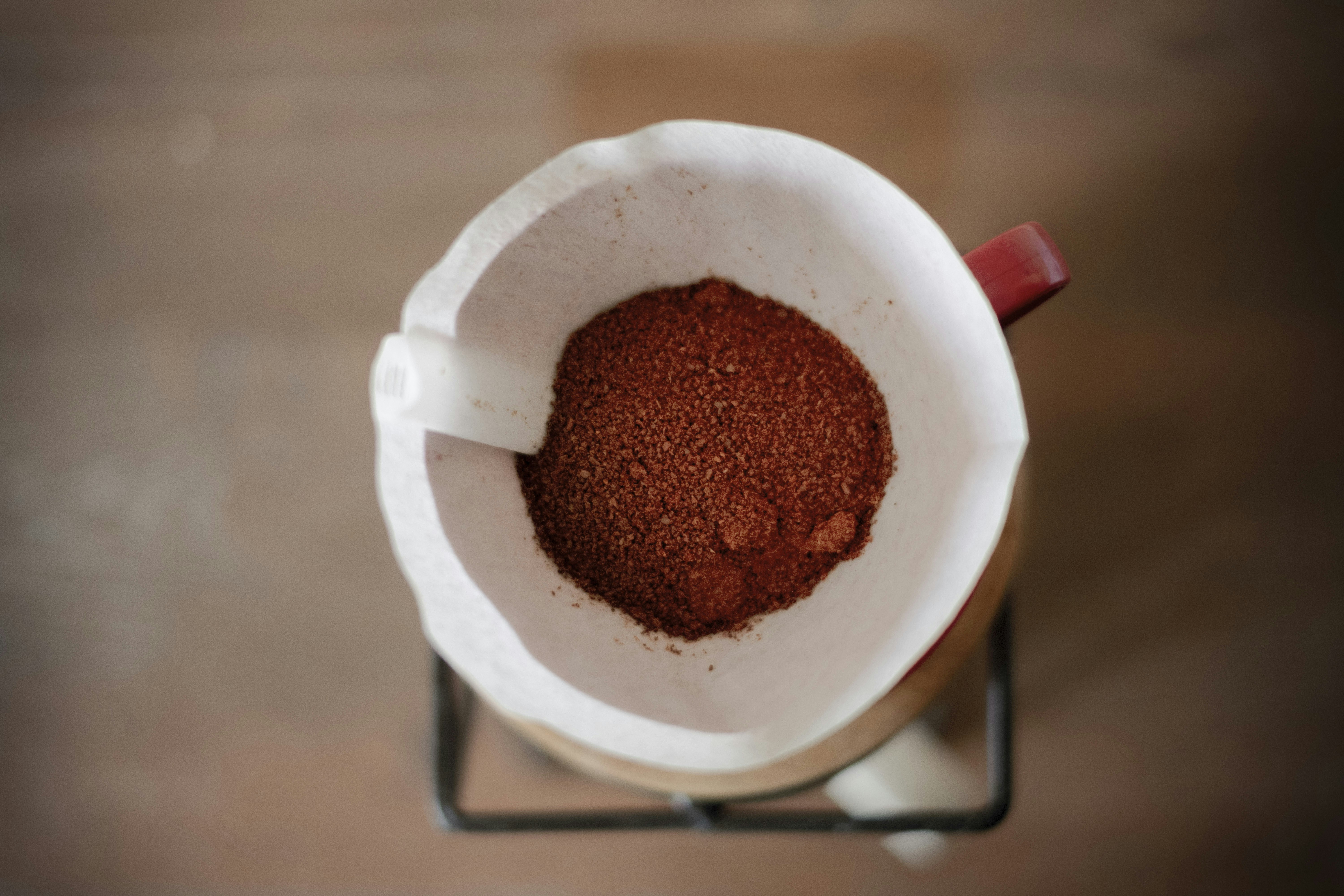 갈색 분말을 가진 백색 세라믹 그릇