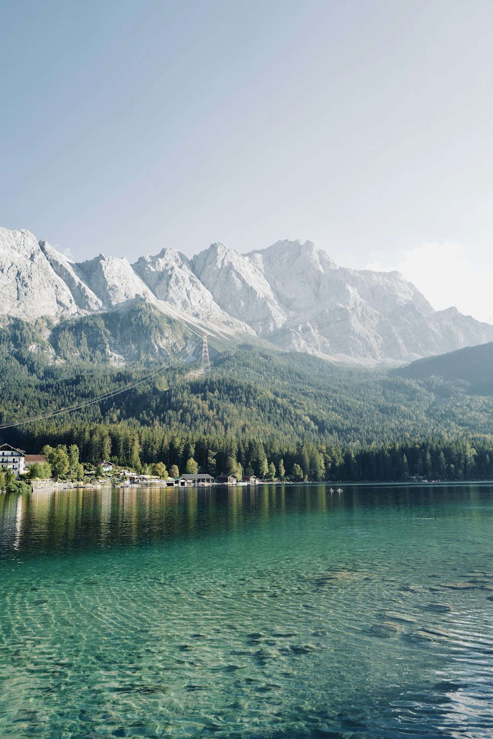 Grüner See in der Nähe von Bergen tagsüber