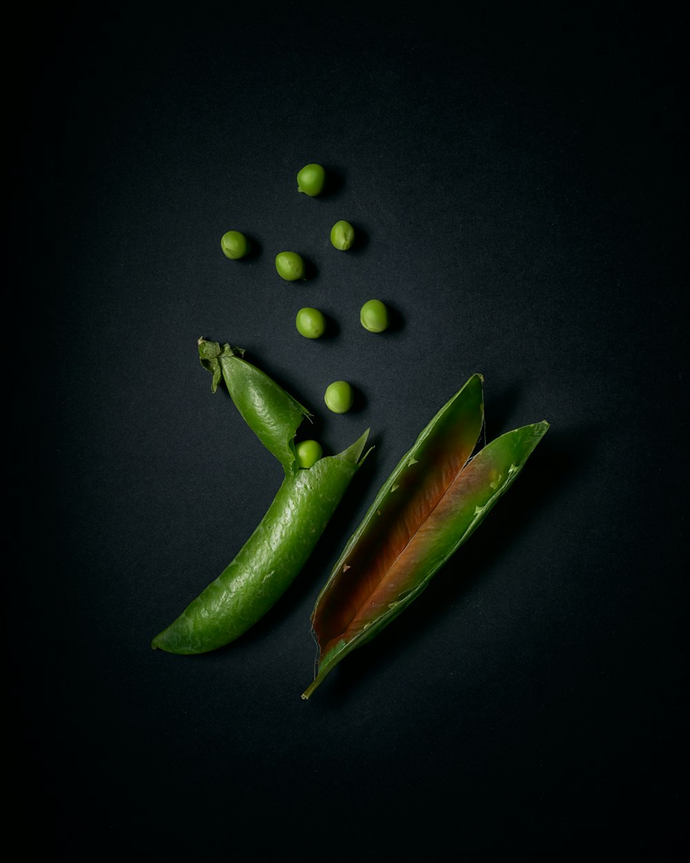 grüne Chilischote auf schwarzem Hintergrund