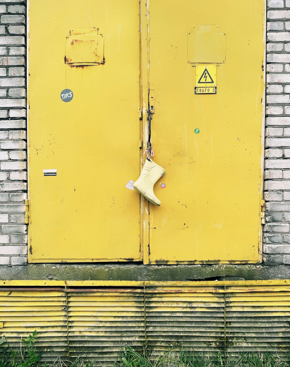 Puerta de madera amarilla con bolsa de plástico blanca