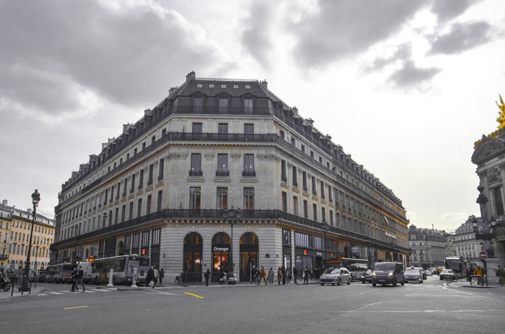 Edificio de hormigón blanco y marrón