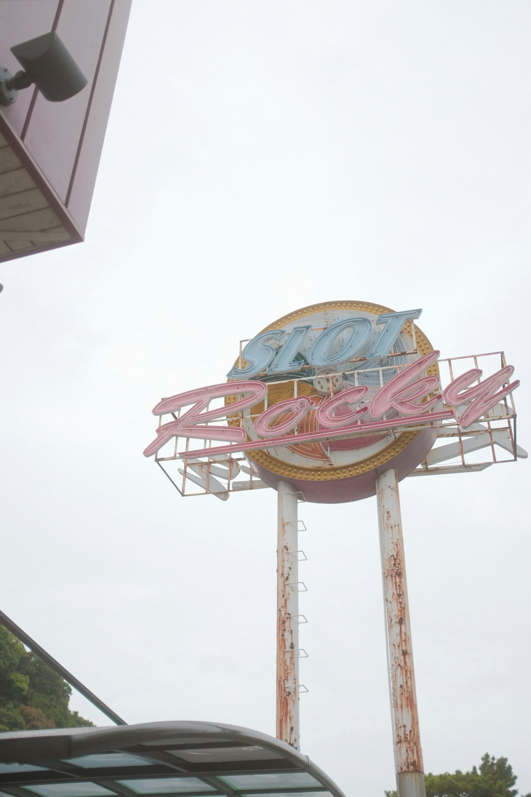 blue and white ferris wheel under white sky during daytime