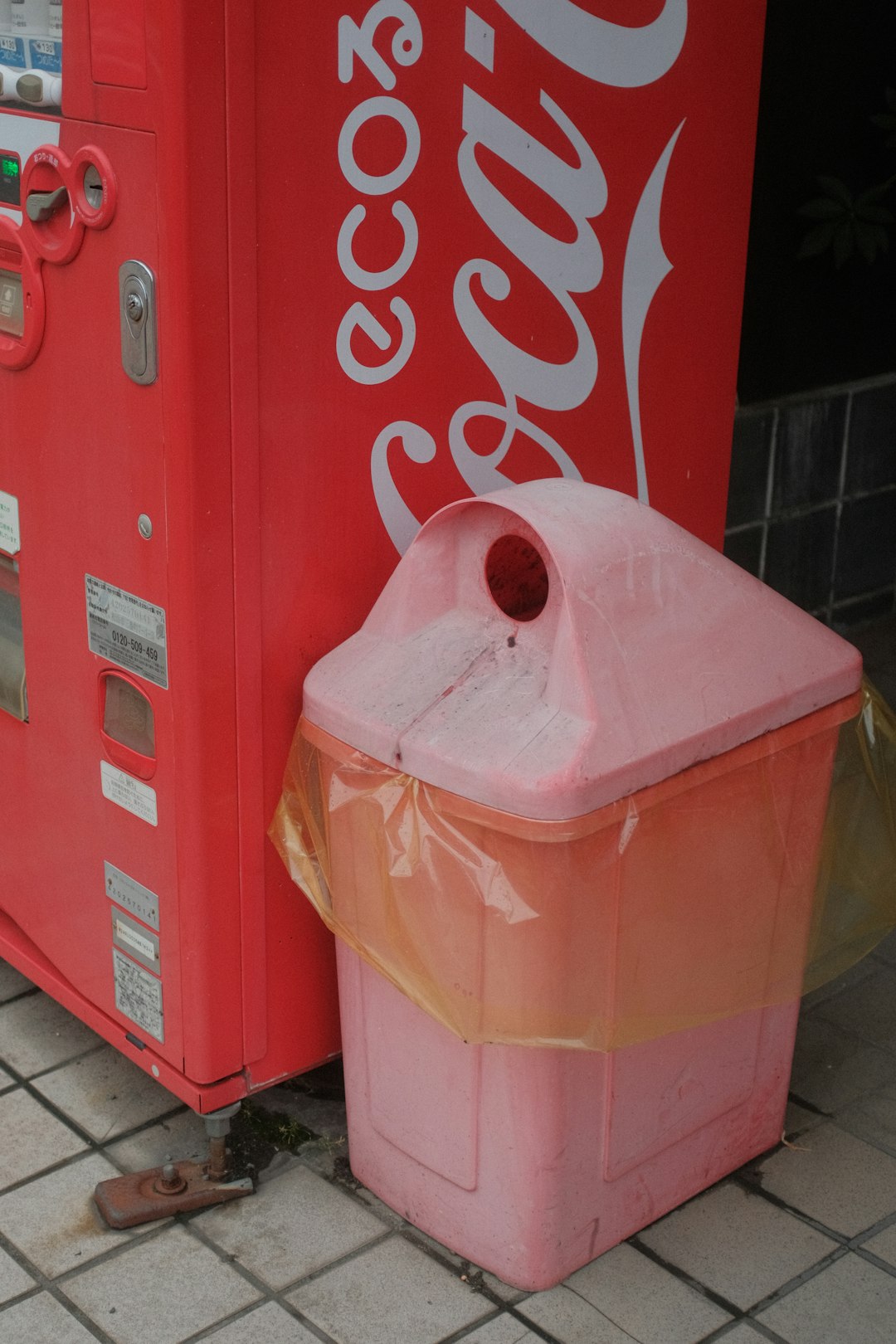 red coca cola vending machine