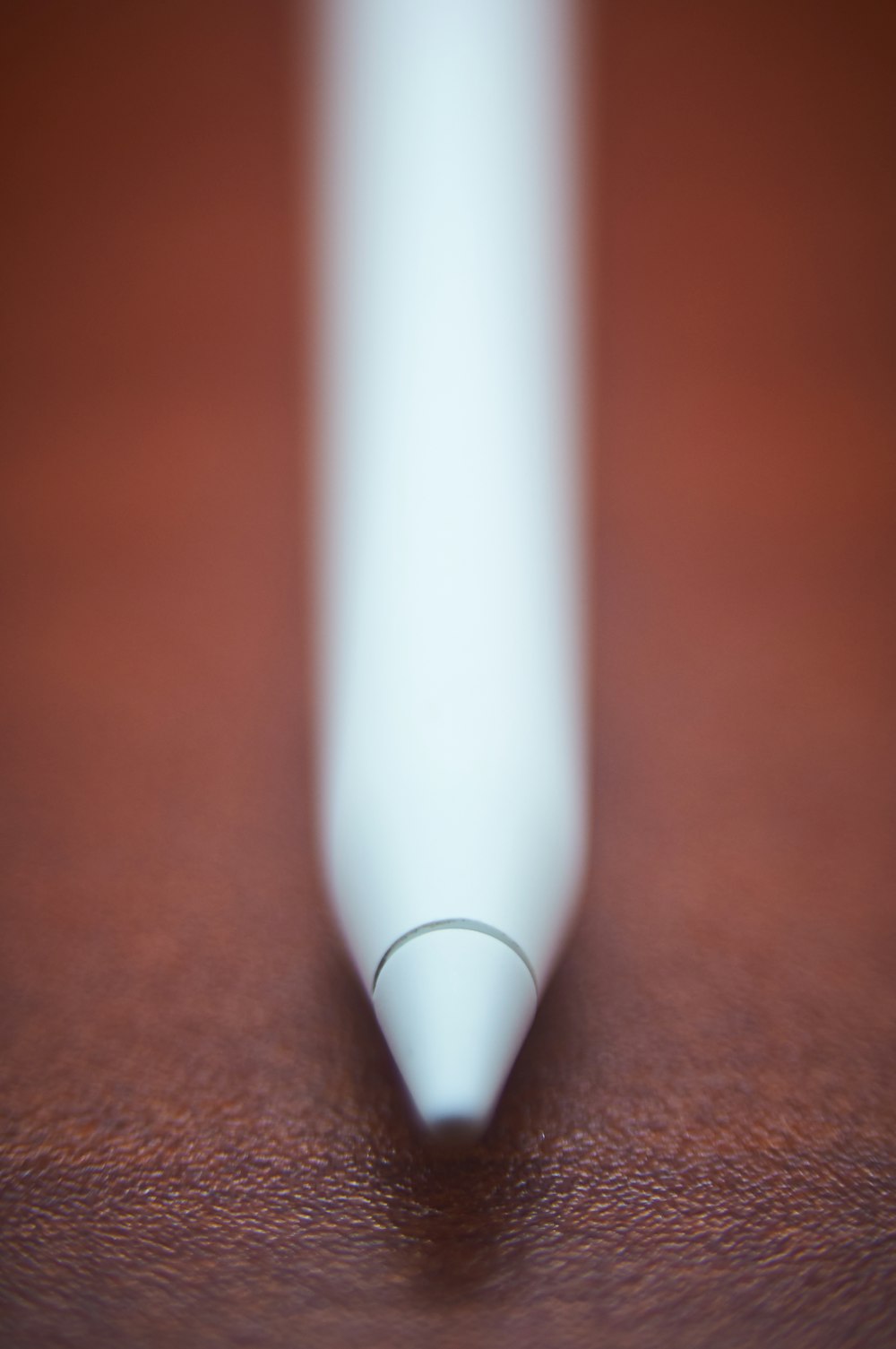 weißer Stift auf braunem Holztisch