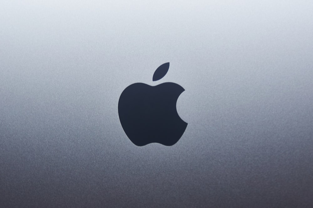 Logo Apple su superficie blu